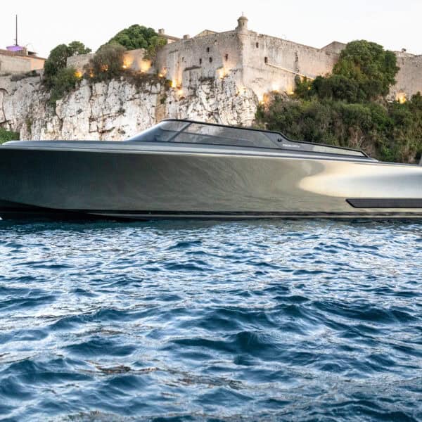 Reborn-Yachts-38-BOWRIDER-1