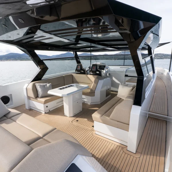 ELEVEN_06_Cockpit_2025-04_Vanquish+58+T-Top+ELEVEN-61_LR-mYswzAll