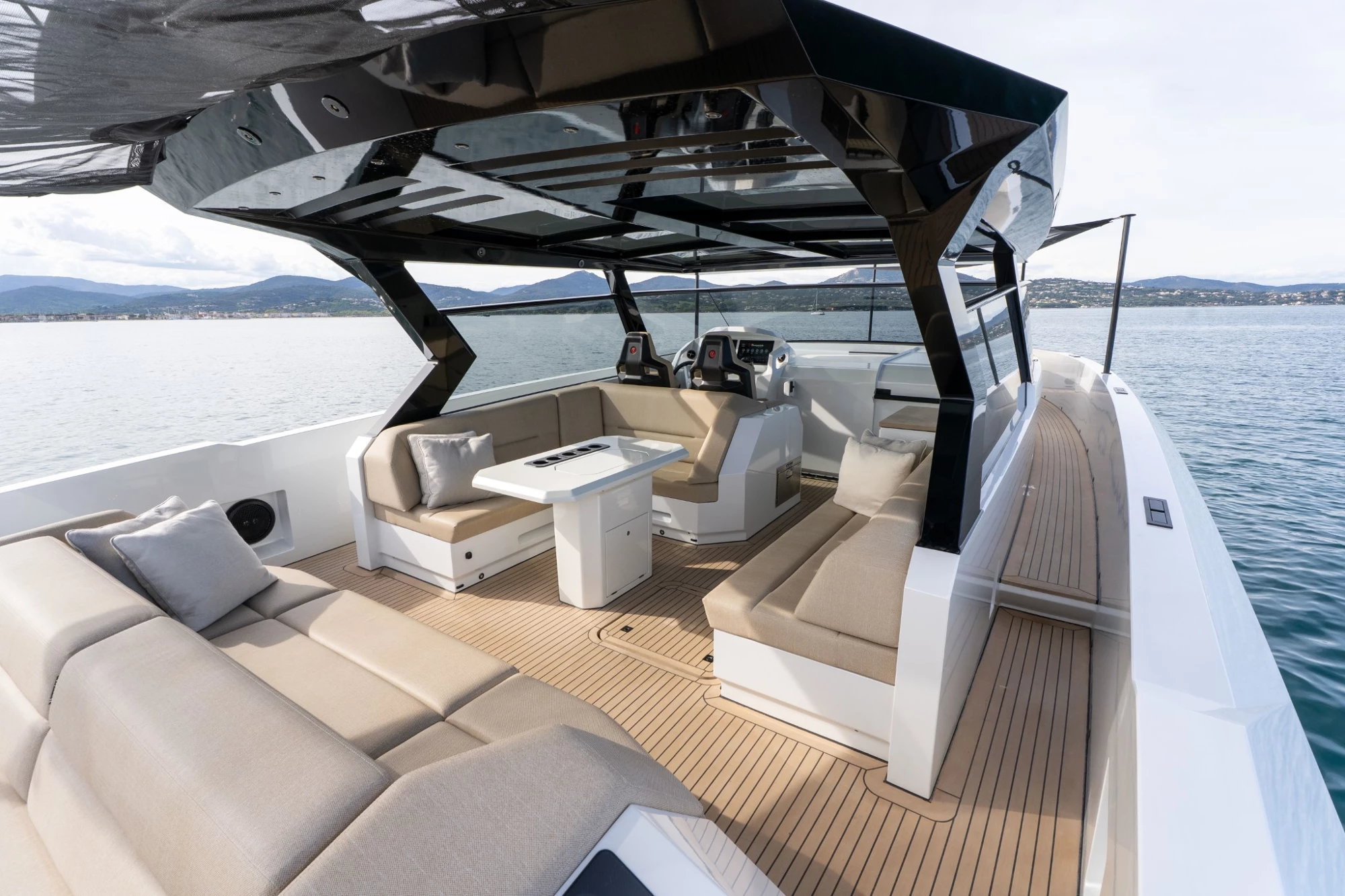 ELEVEN_06_Cockpit_2025-04_Vanquish+58+T-Top+ELEVEN-61_LR-mYswzAll