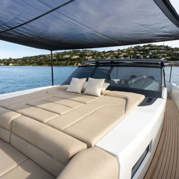 ELEVEN_07_Sunbeds_2025-04_Vanquish+58+T-Top+ELEVEN-76_LR-bbfSIvu5