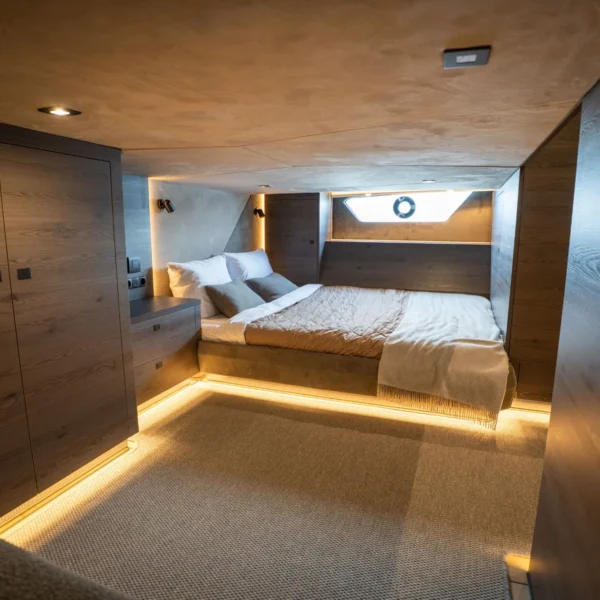 ELEVEN_13_Cabin2_2025-04_Vanquish+58+T-Top+ELEVEN-35_LR-RlKho1Jk