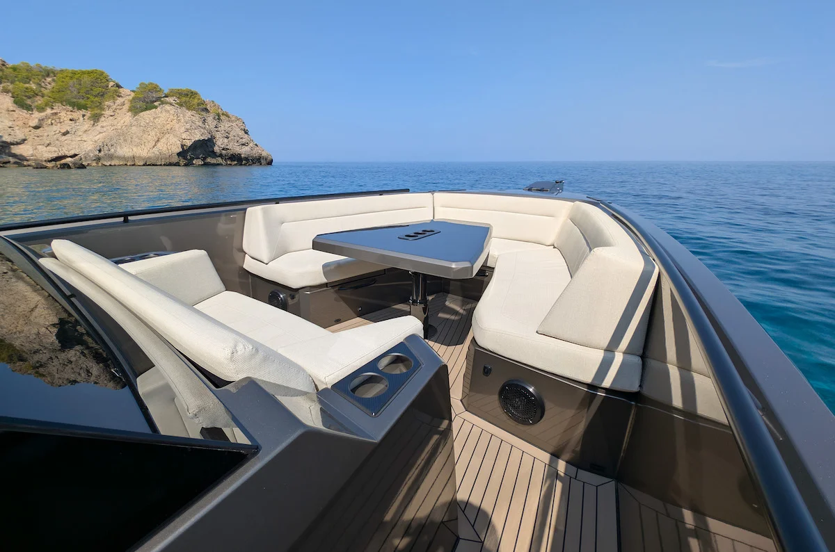Vanquish-VQ40-FLUX-charter-luxury-yacht-tender-easyboats-mallorca-bow-seating