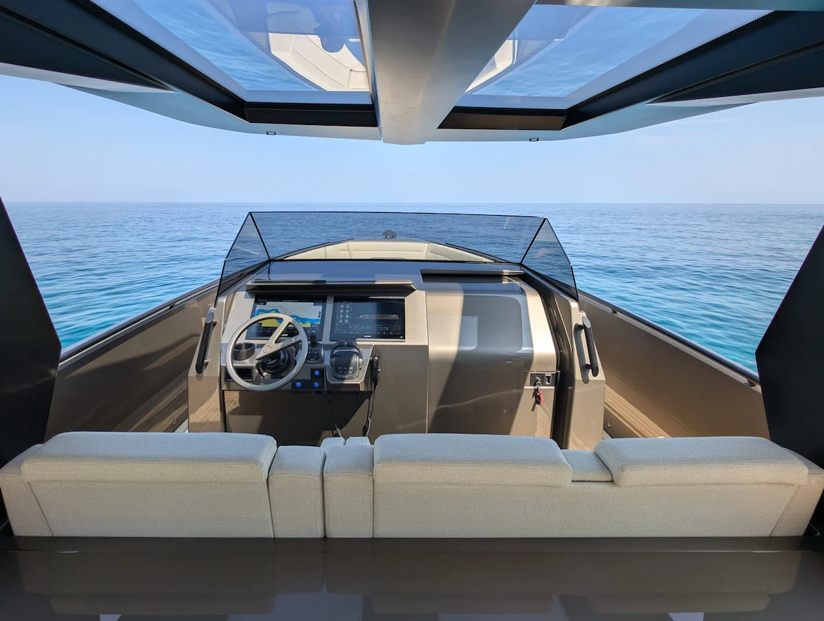 Vanquish-VQ40-FLUX-charter-luxury-yacht-tender-easyboats-mallorca-helm-seating
