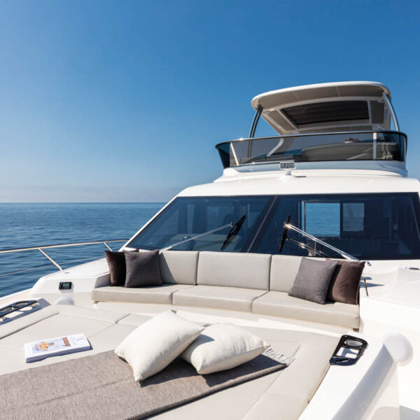 08-Absolute-Yachts-62-FLY-Bow-SunbathingAreas