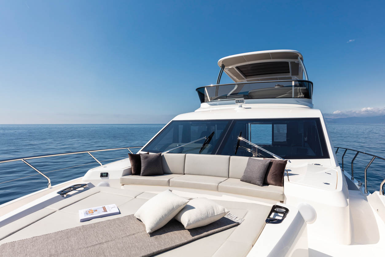 08-Absolute-Yachts-62-FLY-Bow-SunbathingAreas
