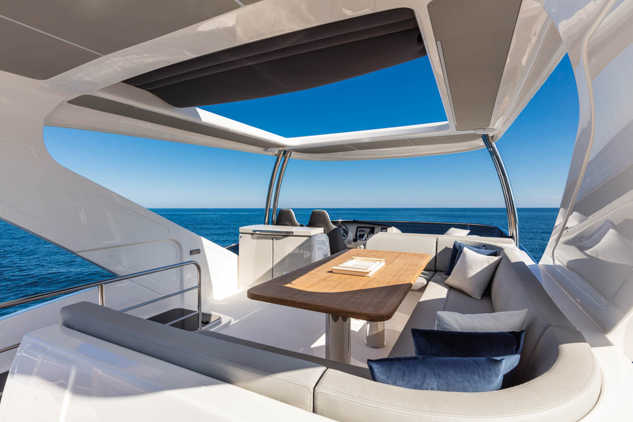 19-Absolute-Yachts-62-FLY-FlyBridge-DiningArea