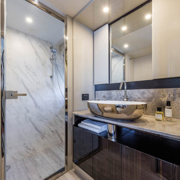 25-Absolute-Yachts-62-FLY-Master-EnSuite