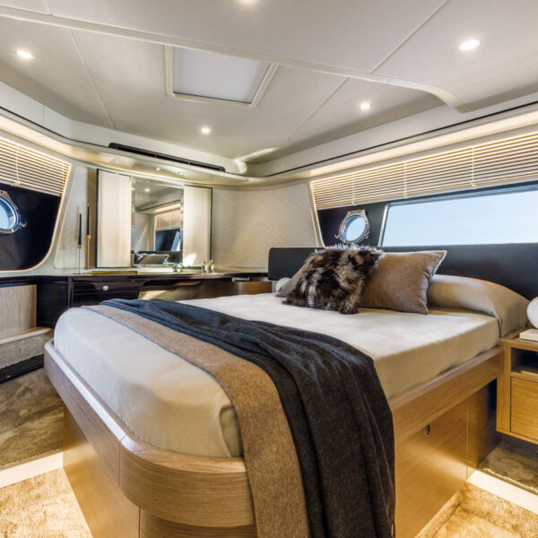 26-Absolute-Yachts-62-FLY-VipCabin