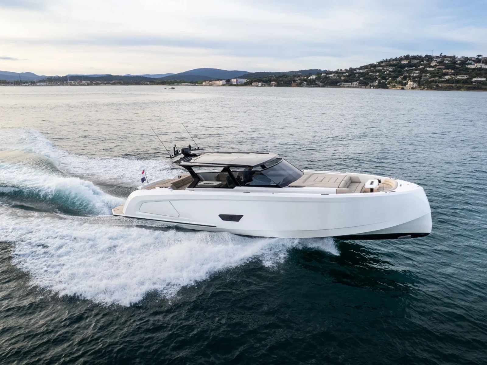 ELEVEN_01_Profile_2025-04_Vanquish+58+T-Top+ELEVEN-192_LR-HoLJbDws