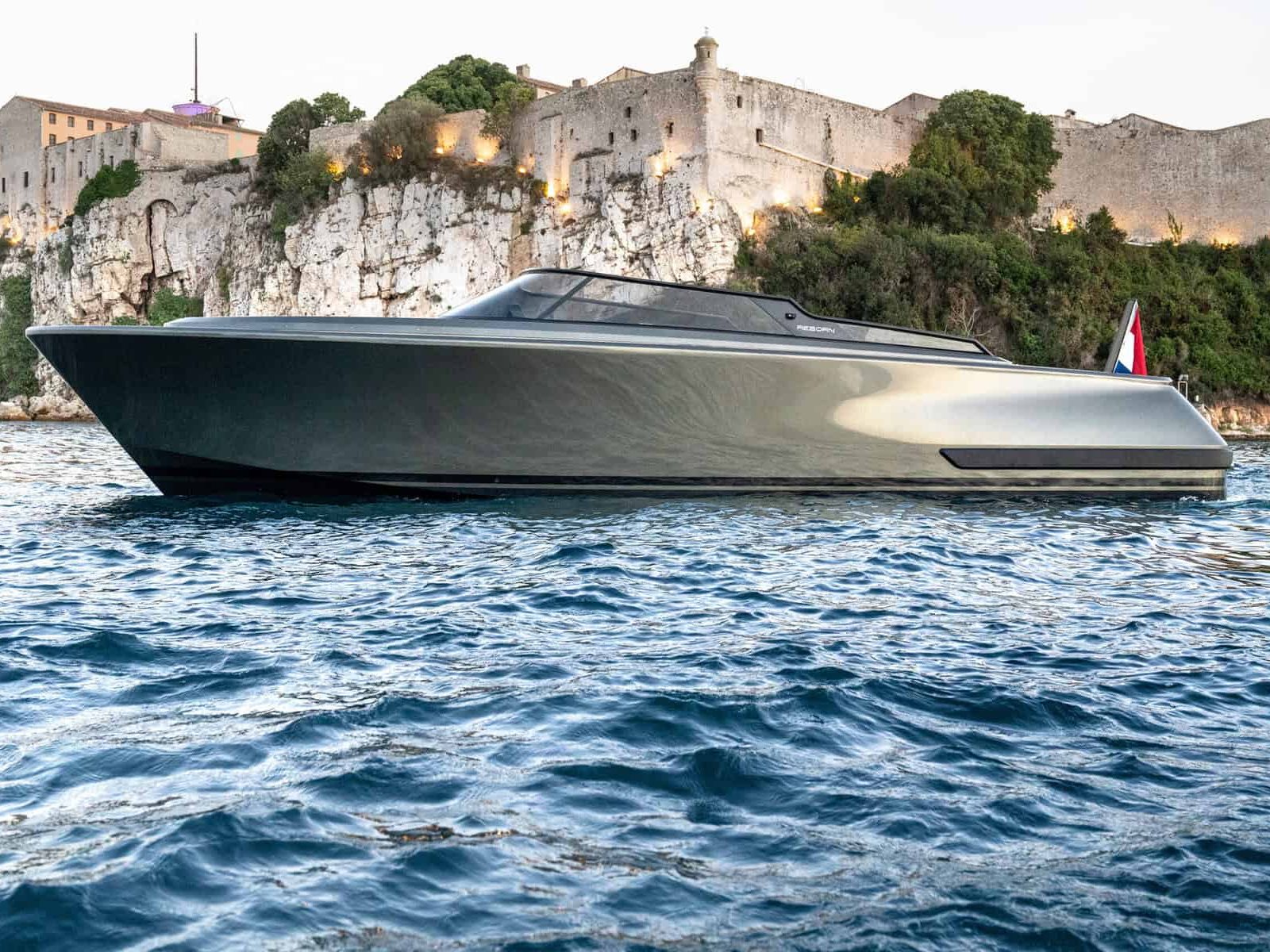 Reborn-Yachts-38-BOWRIDER-1